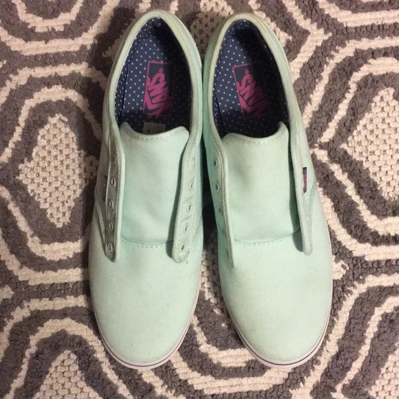 Women Size 11 Pair of Vans Shoes - Picture 2 of 4